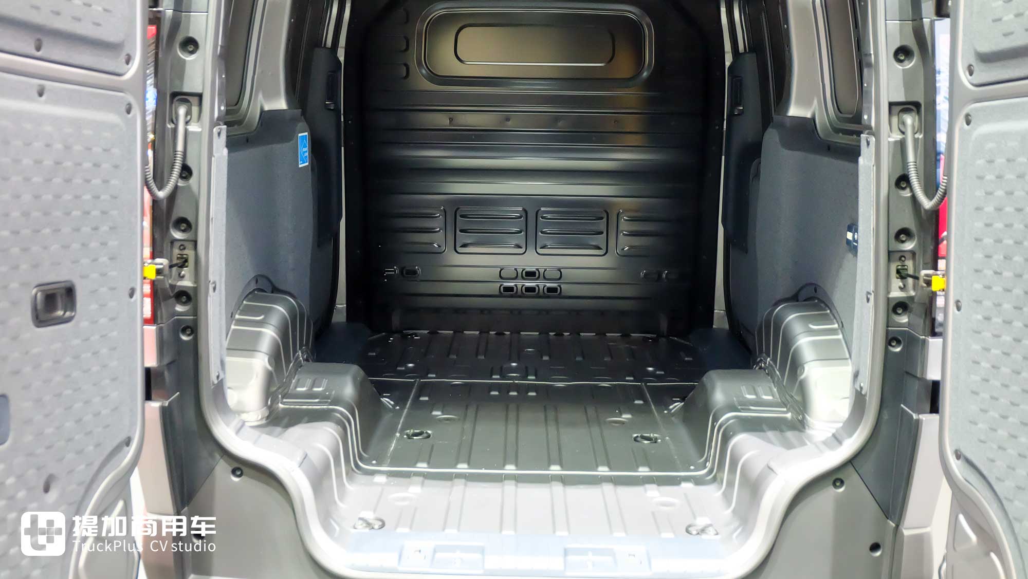 2025日本移动出行展|客运货运全满足!起亚PV5登陆日本市场,实拍带你看实力几何 - 第8张 - 提加商用车网 2025日本移动出行展|客运货运全满足!起亚PV5登陆日本市场,实拍带你看实力几何 - 第8张