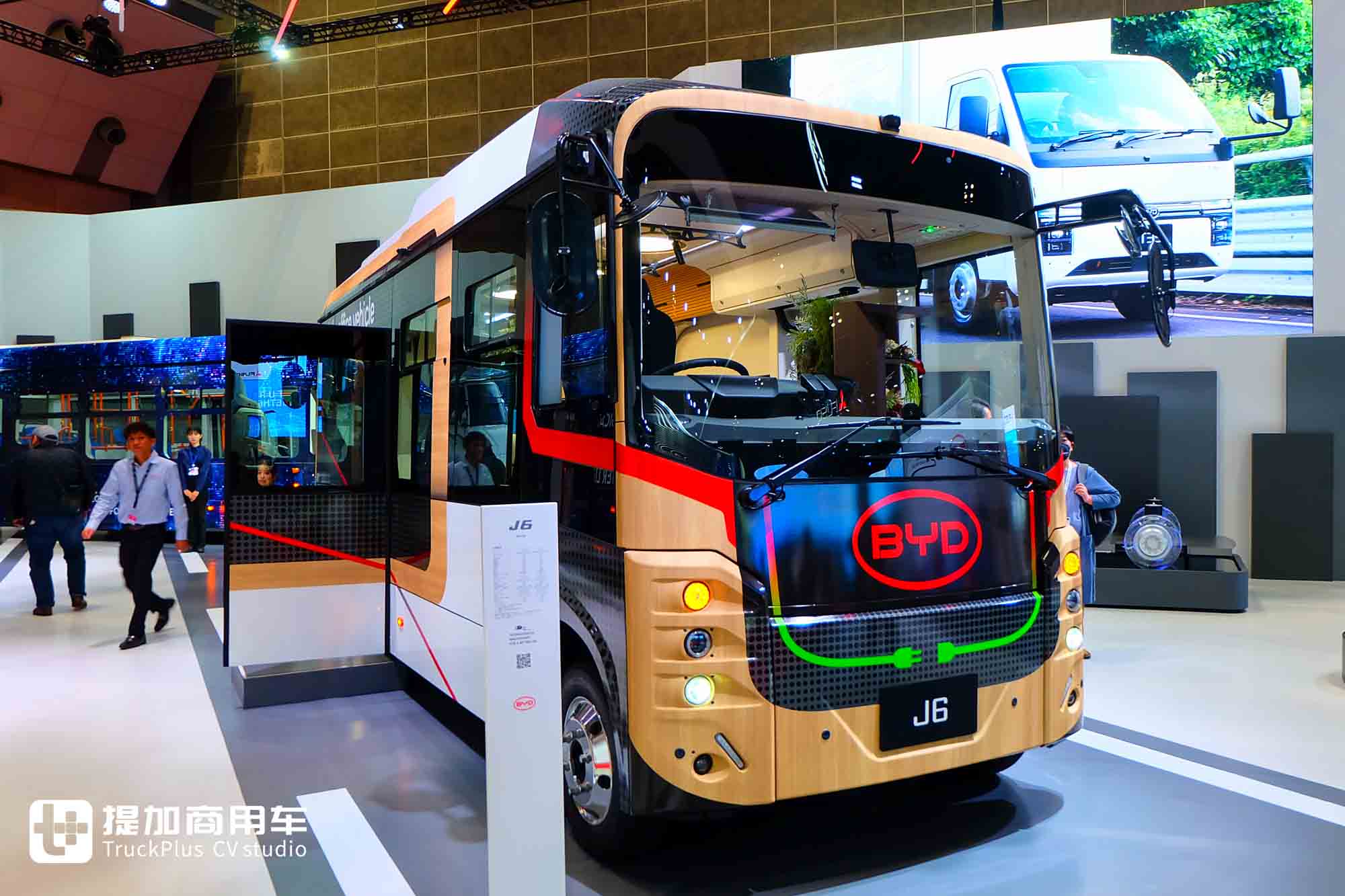 2025日本移动出行展|城市客车爆改移动办公室!比亚迪J6 Living Car“生活房车”亮相 - 第1张 - 提加商用车网 2025日本移动出行展|城市客车爆改移动办公室!比亚迪J6 Living Car“生活房车”亮相 - 第1张