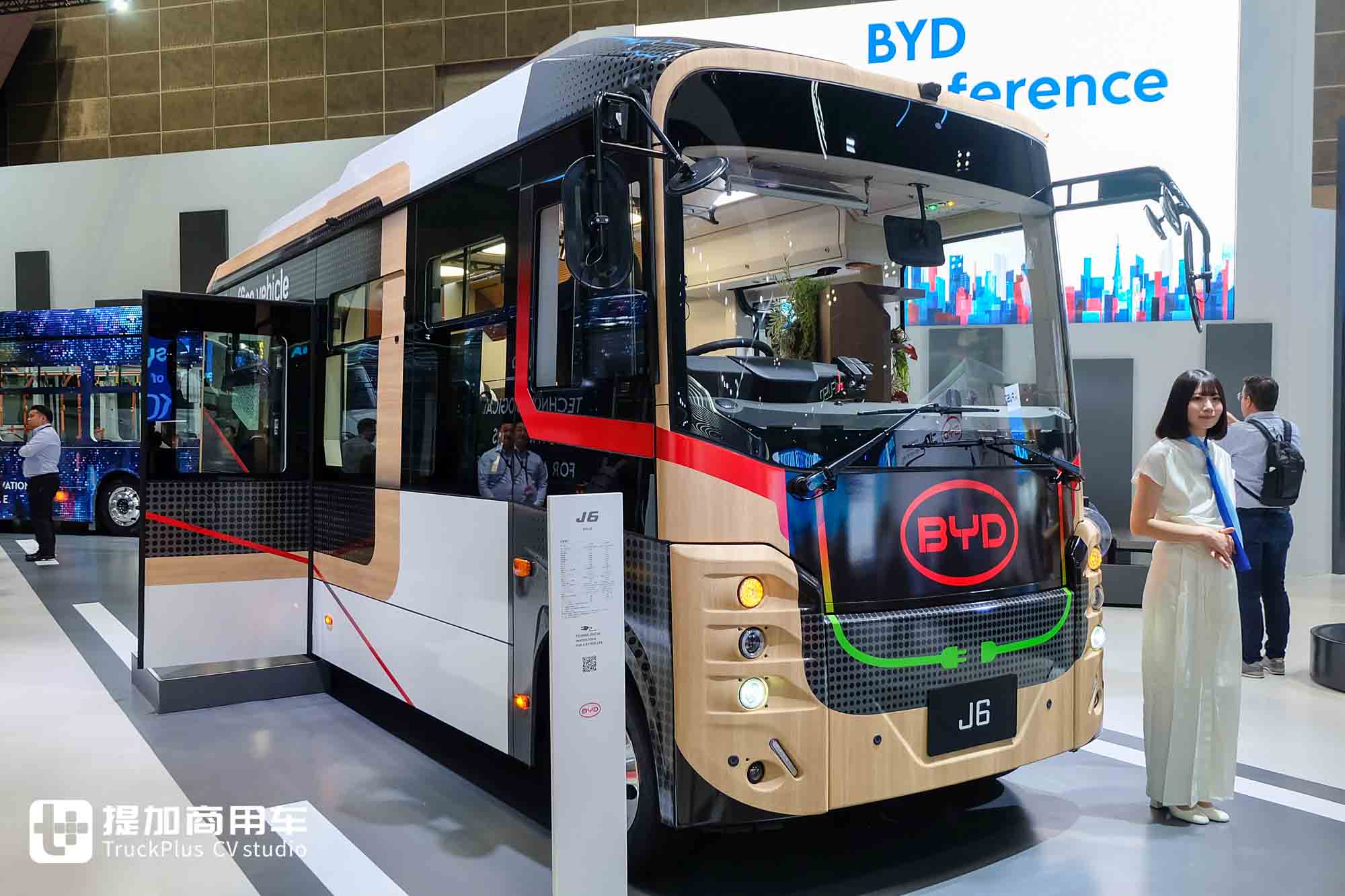 2025日本移动出行展|城市客车爆改移动办公室!比亚迪J6 Living Car“生活房车”亮相 - 第2张 - 提加商用车网 2025日本移动出行展|城市客车爆改移动办公室!比亚迪J6 Living Car“生活房车”亮相 - 第2张