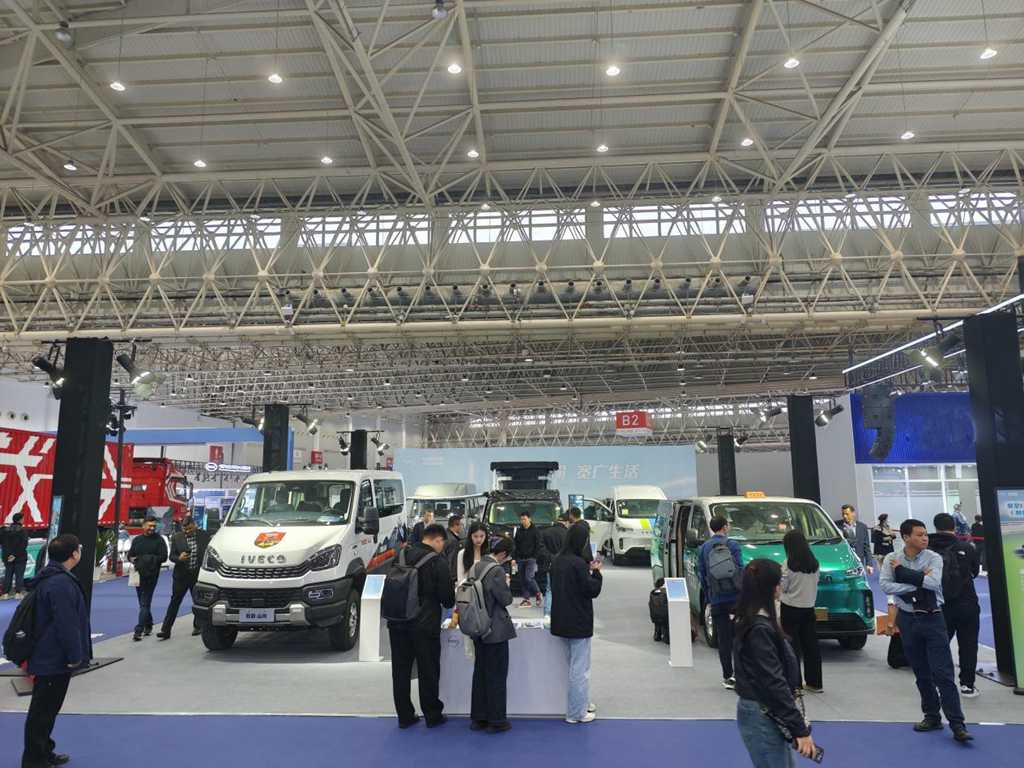 依维柯聚星、得意、欧霸·山海齐亮相武汉车展,最强阵容引围观 - 第1张 - 提加商用车网 依维柯聚星、得意、欧霸·山海齐亮相武汉车展,最强阵容引围观 - 第1张
