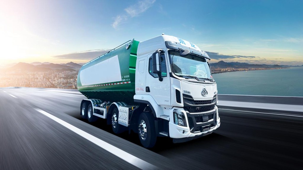 巨能装还巨省油,乘龙H5 8x4散装饲料运输车助卡友赚大钱 - 第1张 - 提加商用车网 巨能装还巨省油,乘龙H5 8x4散装饲料运输车助卡友赚大钱 - 第1张