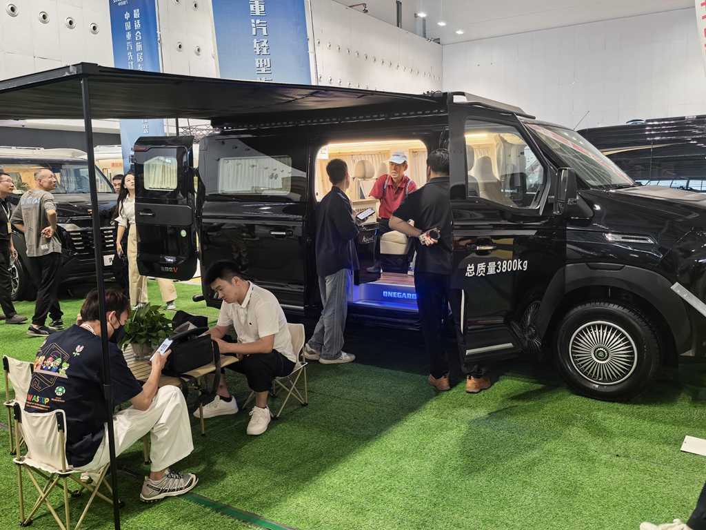 中国重汽轻型汽车登陆广州国际房车展，为户外向往定制移动空间 - 第2张