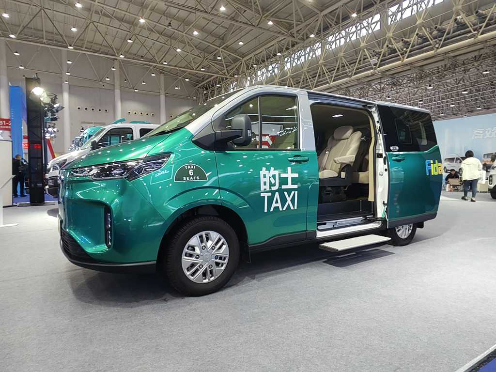 依维柯聚星、得意、欧霸·山海齐亮相武汉车展,最强阵容引围观 - 第2张 - 提加商用车网 依维柯聚星、得意、欧霸·山海齐亮相武汉车展,最强阵容引围观 - 第2张