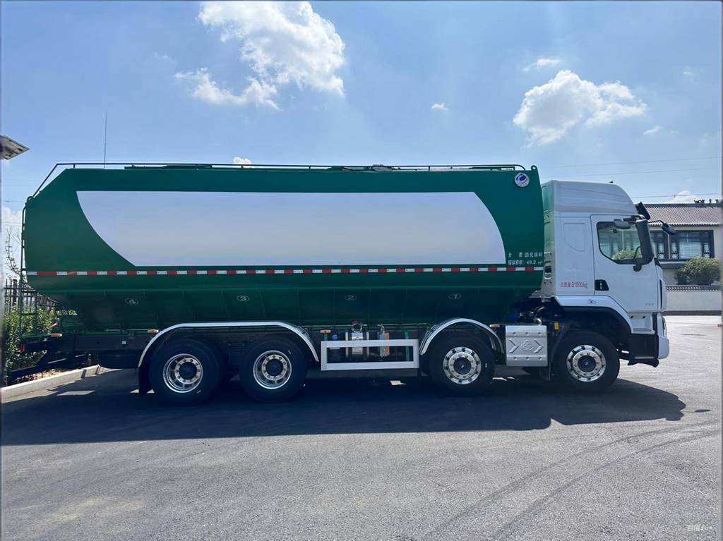 巨能装还巨省油,乘龙H5 8x4散装饲料运输车助卡友赚大钱 - 第2张 - 提加商用车网 巨能装还巨省油,乘龙H5 8x4散装饲料运输车助卡友赚大钱 - 第2张