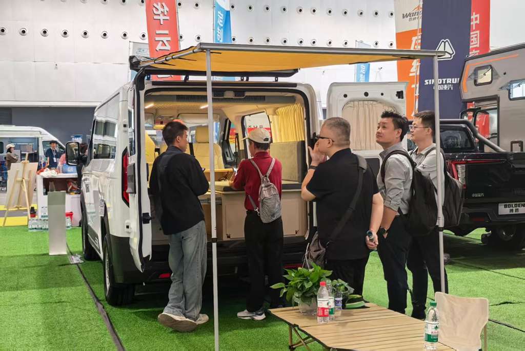 中国重汽轻型汽车登陆广州国际房车展，为户外向往定制移动空间 - 第3张