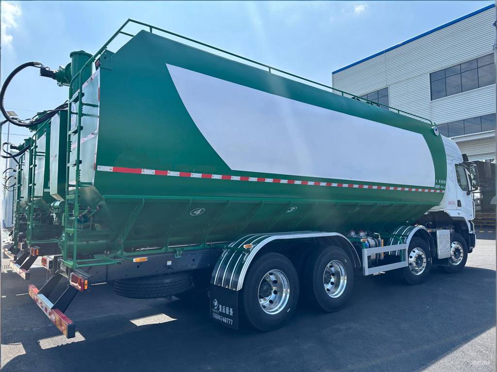 巨能装还巨省油,乘龙H5 8x4散装饲料运输车助卡友赚大钱 - 第3张 - 提加商用车网 巨能装还巨省油,乘龙H5 8x4散装饲料运输车助卡友赚大钱 - 第3张