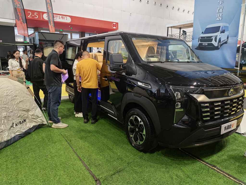 中国重汽轻型汽车登陆广州国际房车展，为户外向往定制移动空间 - 第4张