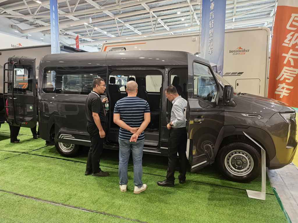 中国重汽轻型汽车登陆广州国际房车展，为户外向往定制移动空间 - 第5张