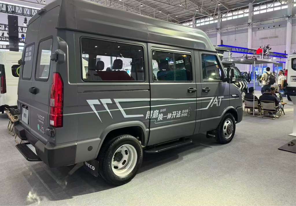 依维柯聚星、得意、欧霸·山海齐亮相武汉车展,最强阵容引围观 - 第5张 - 提加商用车网 依维柯聚星、得意、欧霸·山海齐亮相武汉车展,最强阵容引围观 - 第5张