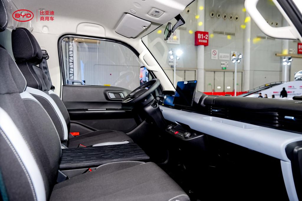 比亚迪轿卡T4重磅发布！9.58万首发价格携6大权益重构城配新体验 - 第5张