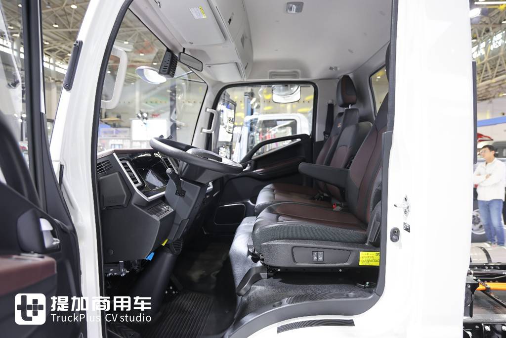 再次亮相2025武汉车展,带你看江淮帅铃ES9为何称得上是旗舰电动轻卡 - 第6张 - 提加商用车网 再次亮相2025武汉车展,带你看江淮帅铃ES9为何称得上是旗舰电动轻卡 - 第6张
