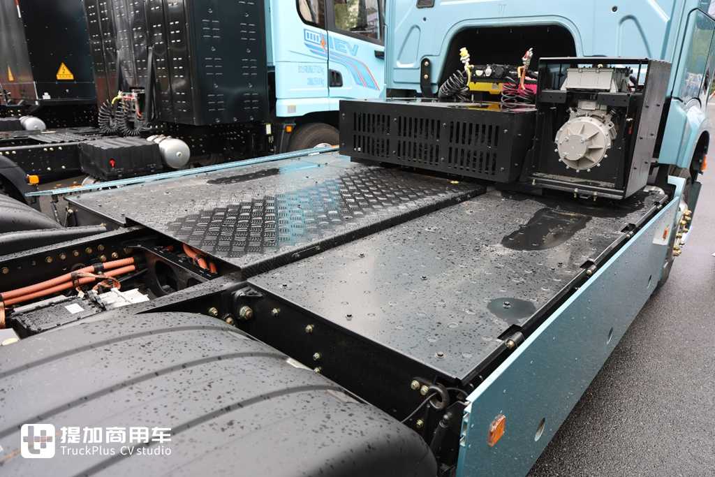纯平地板驾驶室，还是全新专属造型，陕汽最新推出的H6000E纯电动重卡实拍 - 第11张