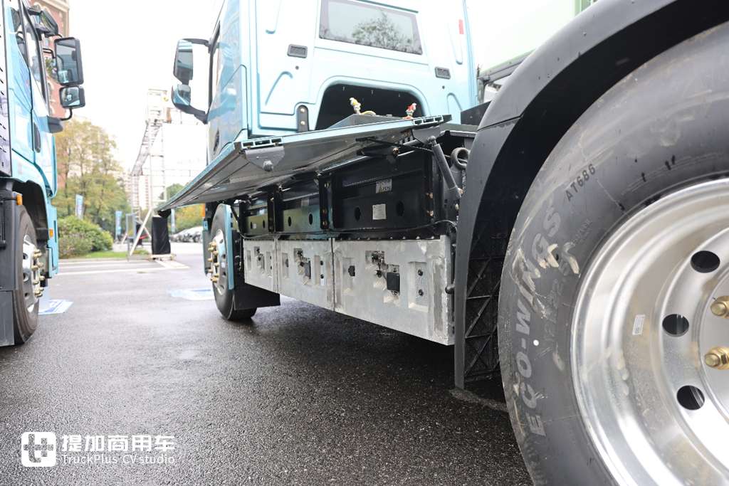 纯平地板驾驶室，还是全新专属造型，陕汽最新推出的H6000E纯电动重卡实拍 - 第12张
