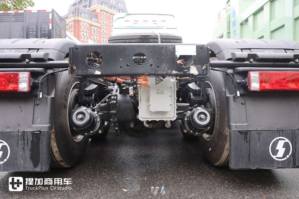 纯平地板驾驶室，还是全新专属造型，陕汽最新推出的H6000E纯电动重卡实拍 - 第13张