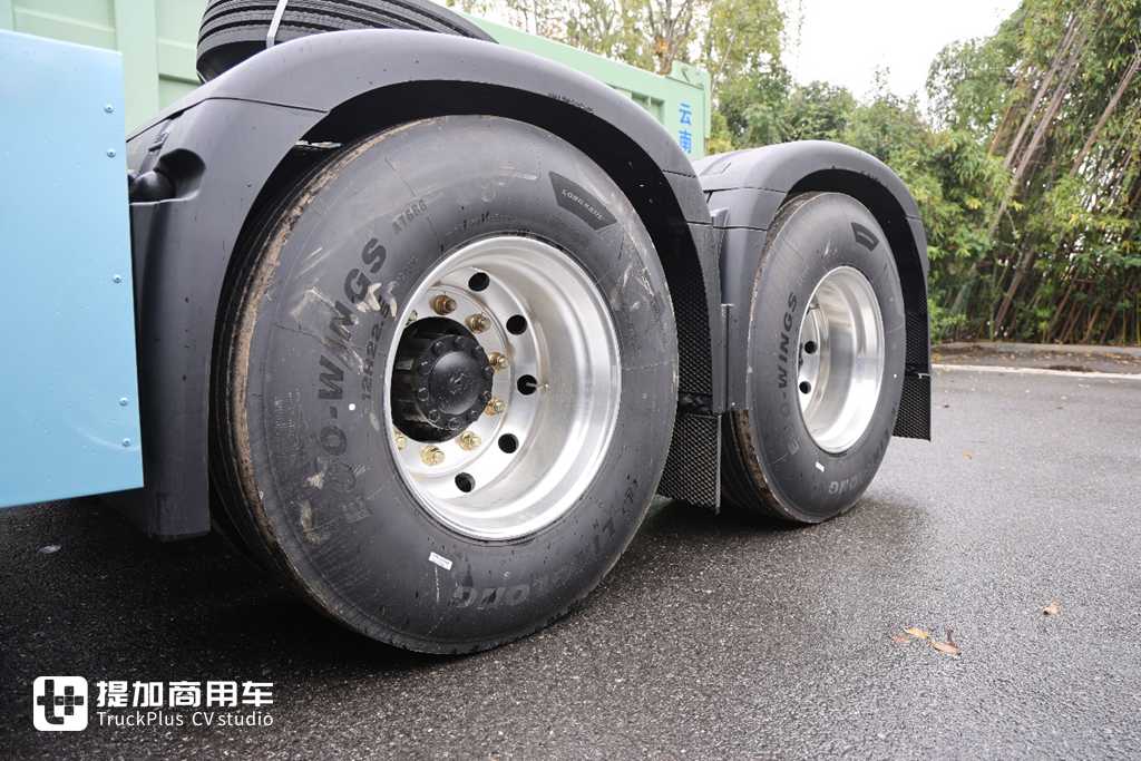 纯平地板驾驶室，还是全新专属造型，陕汽最新推出的H6000E纯电动重卡实拍 - 第14张