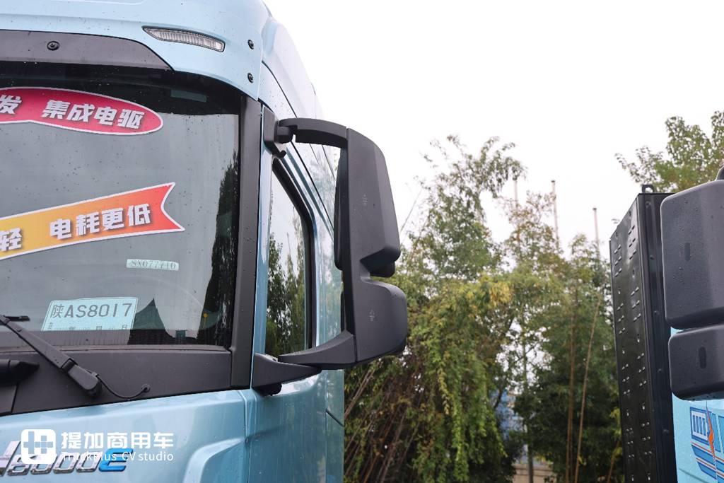 纯平地板驾驶室，还是全新专属造型，陕汽最新推出的H6000E纯电动重卡实拍 - 第3张