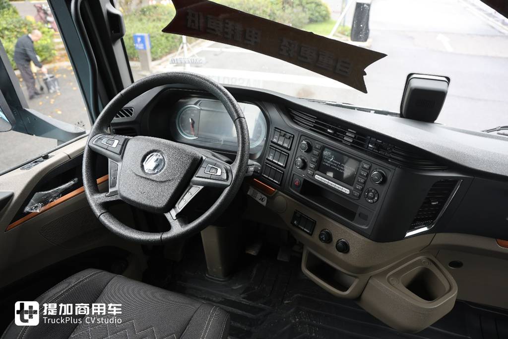 纯平地板驾驶室,还是全新专属造型,陕汽最新推出的H6000E纯电动重卡实拍 - 第7张 - 提加商用车网 纯平地板驾驶室,还是全新专属造型,陕汽最新推出的H6000E纯电动重卡实拍 - 第7张