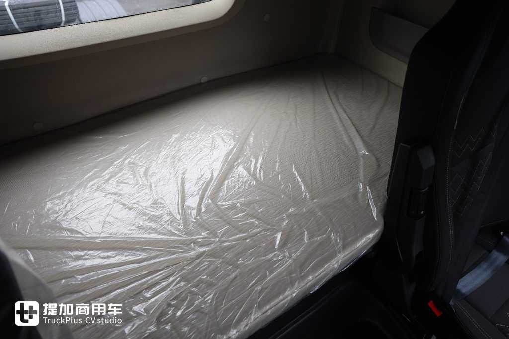 纯平地板驾驶室,还是全新专属造型,陕汽最新推出的H6000E纯电动重卡实拍 - 第10张 - 提加商用车网 纯平地板驾驶室,还是全新专属造型,陕汽最新推出的H6000E纯电动重卡实拍 - 第10张