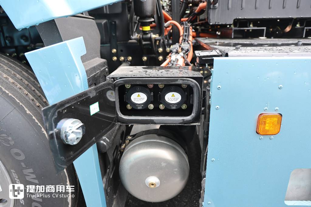 纯平地板驾驶室,还是全新专属造型,陕汽最新推出的H6000E纯电动重卡实拍 - 第15张 - 提加商用车网 纯平地板驾驶室,还是全新专属造型,陕汽最新推出的H6000E纯电动重卡实拍 - 第15张