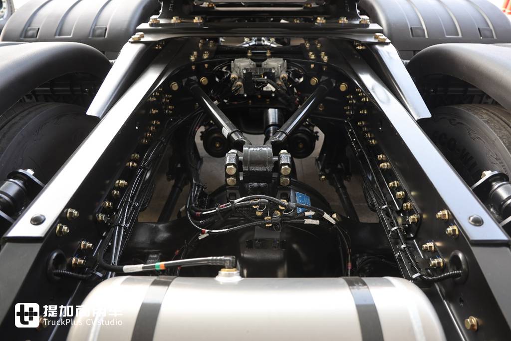 高端再进一步，全新德龙X6000来袭，实拍超凡旗舰牵引车带你看看都升级改进了啥！ - 第30张