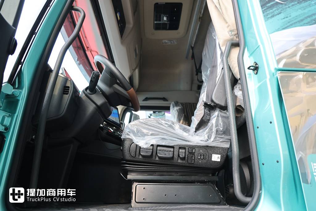 高端再进一步，全新德龙X6000来袭，实拍超凡旗舰牵引车带你看看都升级改进了啥！ - 第9张