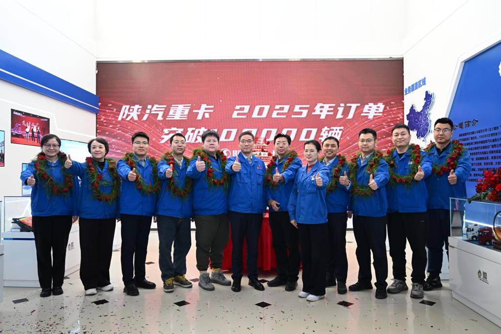 智创佳绩 驭领未来——陕汽重卡2025年第10万辆订单荣耀庆典圆满举办 - 第2张 - 提加商用车网 智创佳绩 驭领未来——陕汽重卡2025年第10万辆订单荣耀庆典圆满举办 - 第2张