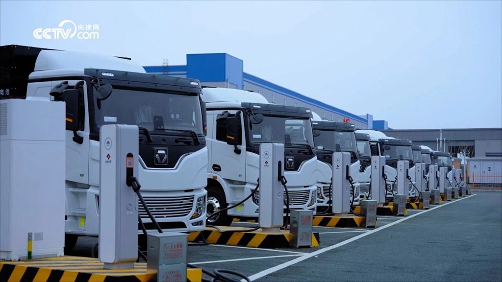 在中国物流之都，徐工超充重卡“15分钟满电” - 第1张