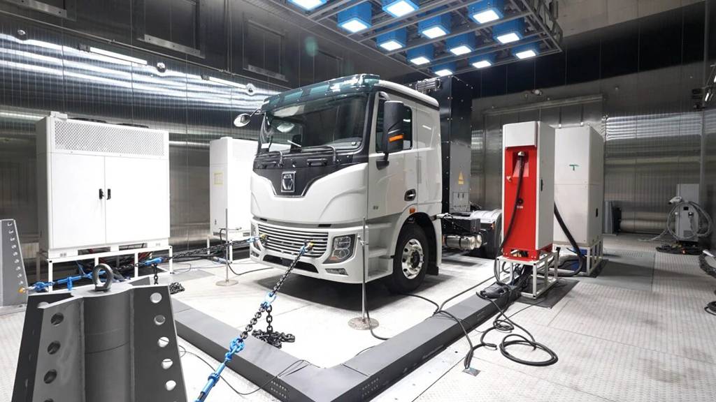 在中国物流之都，徐工超充重卡“15分钟满电” - 第2张