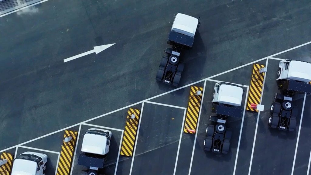 在中国物流之都，徐工超充重卡“15分钟满电” - 第3张