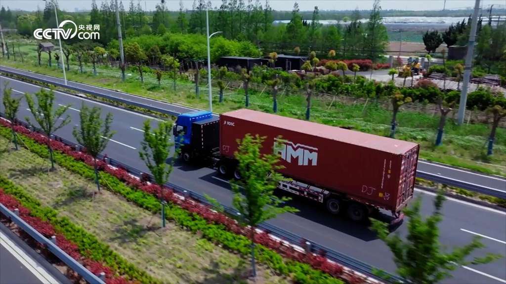 在中国物流之都，徐工超充重卡“15分钟满电” - 第4张