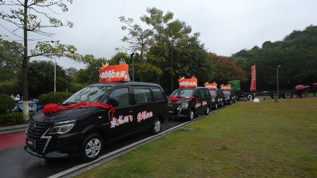 乘龙报社 | 东风柳汽“2025 年度商用车功勋合作伙伴交车仪式”圆满落幕 - 第1张