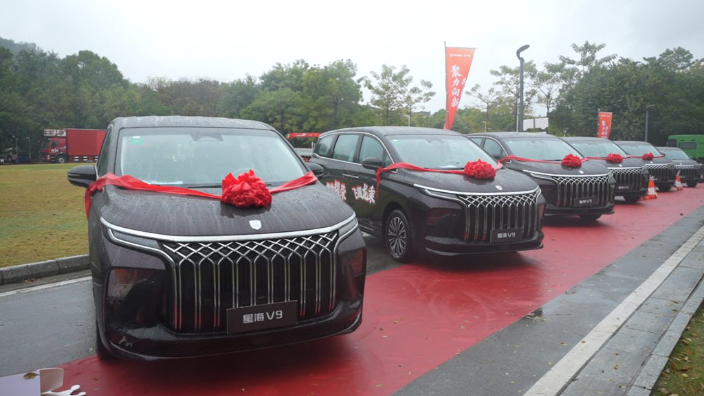 乘龙报社 | 东风柳汽“2025 年度商用车功勋合作伙伴交车仪式”圆满落幕 - 第4张