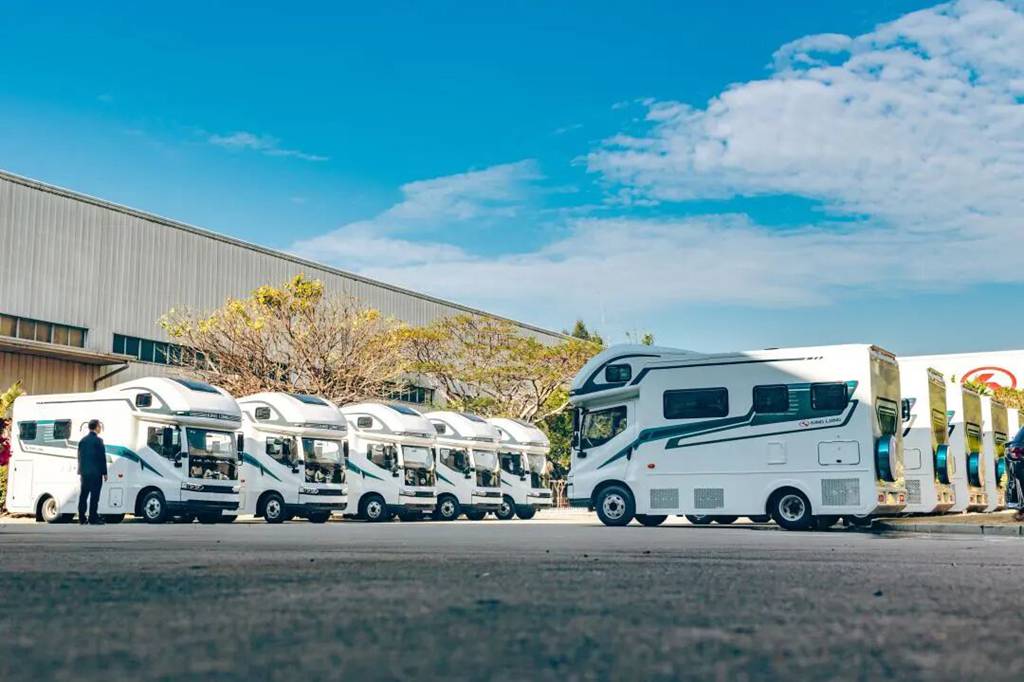 金龙客车批量交付山西智钦新能源房车C6E 共启旅居出行新生态 - 第1张