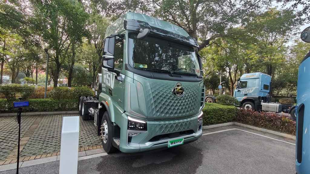 大马力轻自重 乘龙H5V LNG牵引车助卡友领先创富路 - 第1张