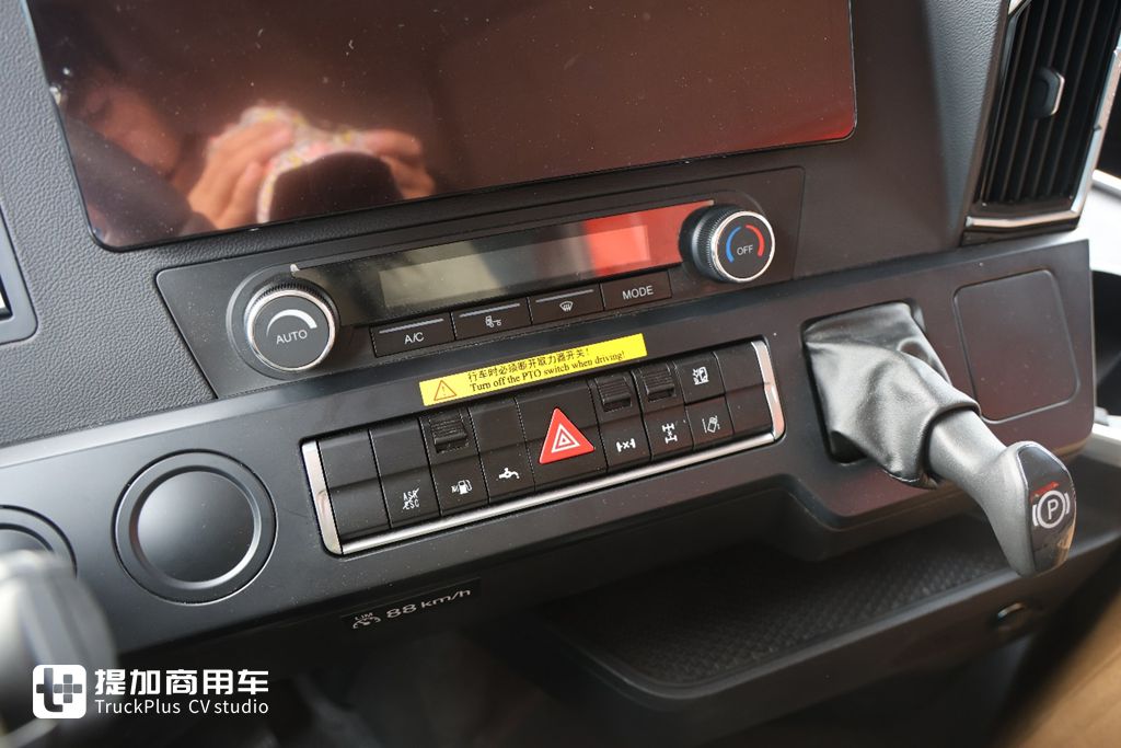 专为高原工况打造，配580马力曼机还有超舒适内饰，重汽汕德卡G7S高原版自卸车实拍 - 第10张