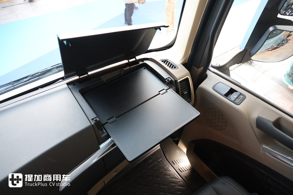陕汽德龙X6000也有复合版了,还是720马力燃气车型,外观也配更好看的改装件了! - 第10张 - 提加商用车网 陕汽德龙X6000也有复合版了,还是720马力燃气车型,外观也配更好看的改装件了! - 第10张
