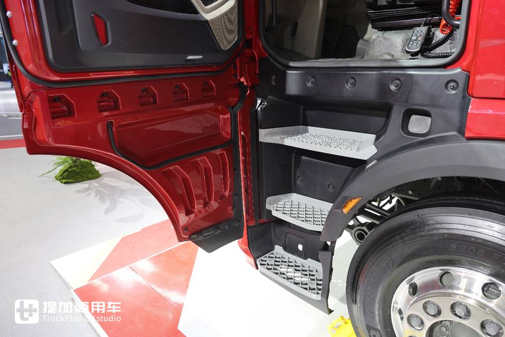 国产高端旗舰卡车的全新力作，重汽豪沃KS来袭，实拍带你看它强在哪里 - 第11张