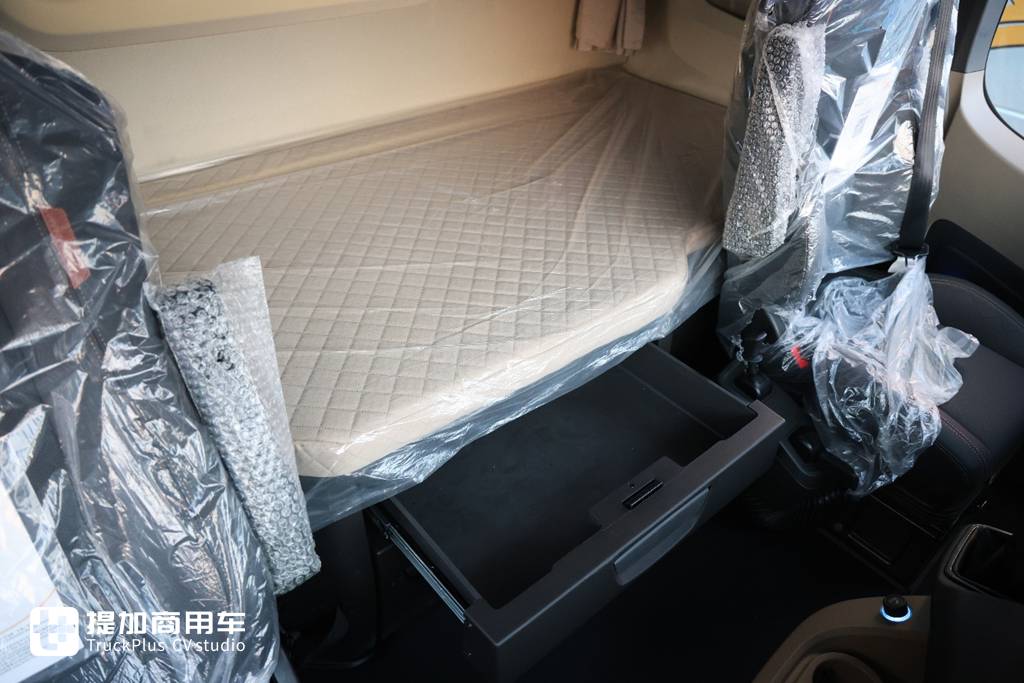 陕汽德龙X6000也有复合版了,还是720马力燃气车型,外观也配更好看的改装件了! - 第11张 - 提加商用车网 陕汽德龙X6000也有复合版了,还是720马力燃气车型,外观也配更好看的改装件了! - 第11张