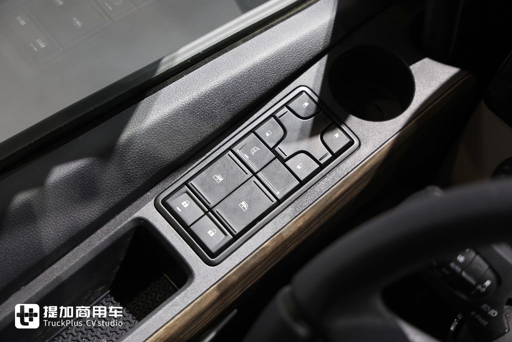 国产高端旗舰卡车的全新力作，重汽豪沃KS来袭，实拍带你看它强在哪里 - 第13张