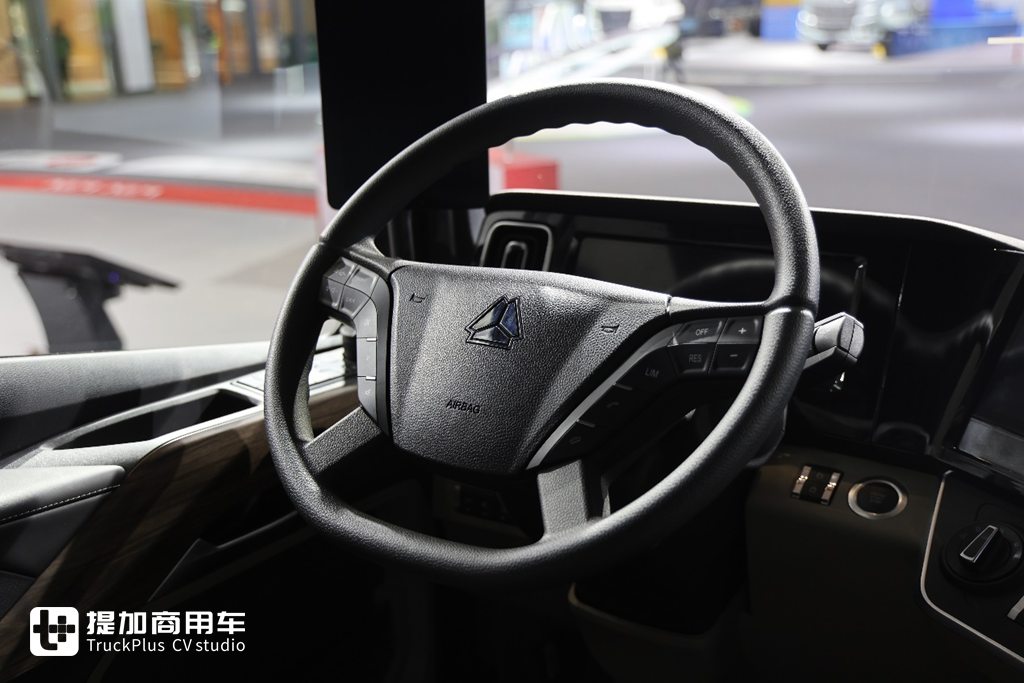 国产高端旗舰卡车的全新力作，重汽豪沃KS来袭，实拍带你看它强在哪里 - 第14张