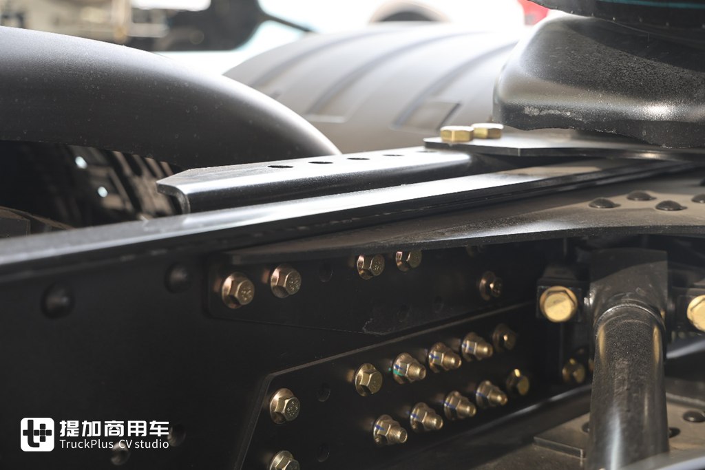 陕汽德龙X6000也有复合版了,还是720马力燃气车型,外观也配更好看的改装件了! - 第15张 - 提加商用车网 陕汽德龙X6000也有复合版了,还是720马力燃气车型,外观也配更好看的改装件了! - 第15张