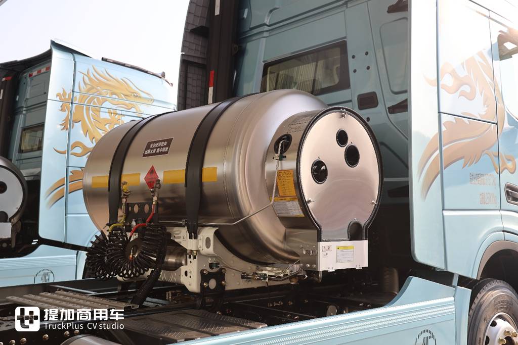 陕汽德龙X6000也有复合版了,还是720马力燃气车型,外观也配更好看的改装件了! - 第16张 - 提加商用车网 陕汽德龙X6000也有复合版了,还是720马力燃气车型,外观也配更好看的改装件了! - 第16张