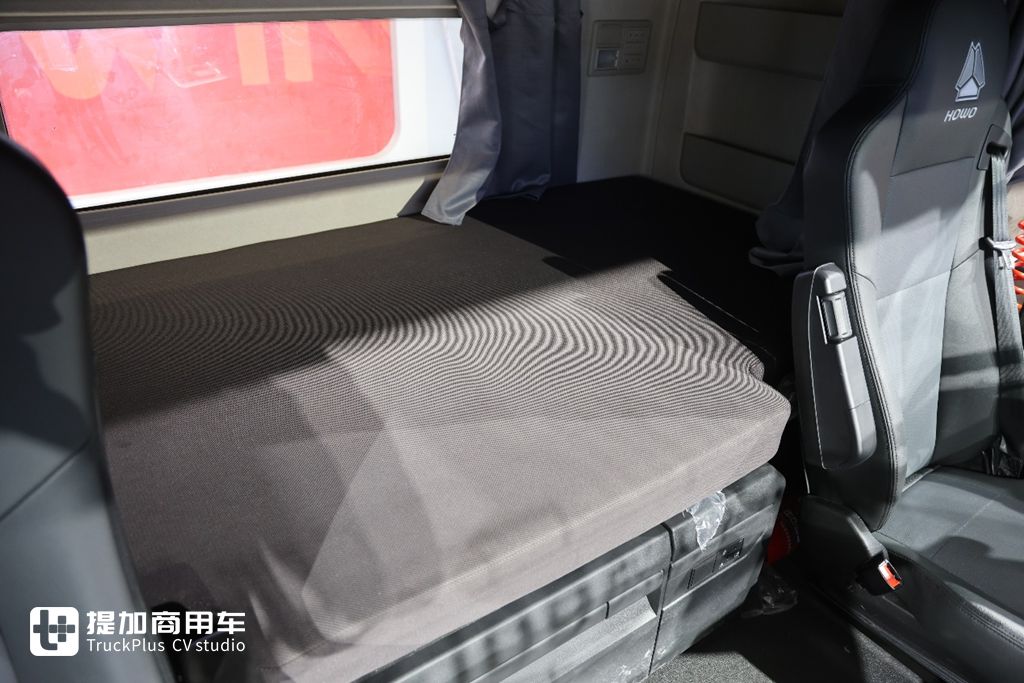 国产高端旗舰卡车的全新力作，重汽豪沃KS来袭，实拍带你看它强在哪里 - 第18张