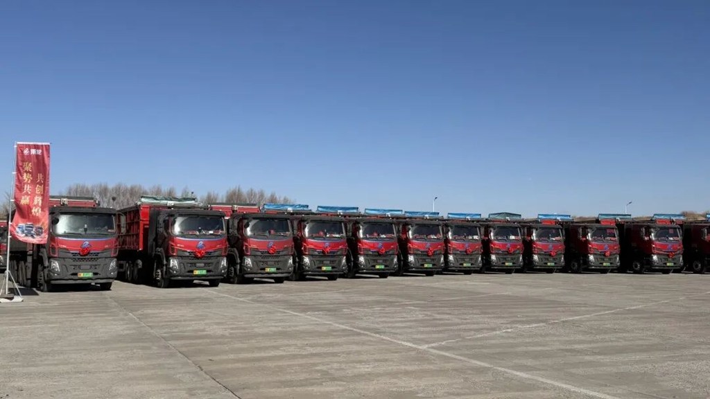 绿色运力再加码 乘龙103台新能源牵引车在鄂尔多斯交付 - 第1张