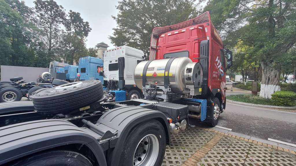 乘龙H7 Pro LNG牵引车：干线运输创富利器，全维优势护航征途 - 第2张