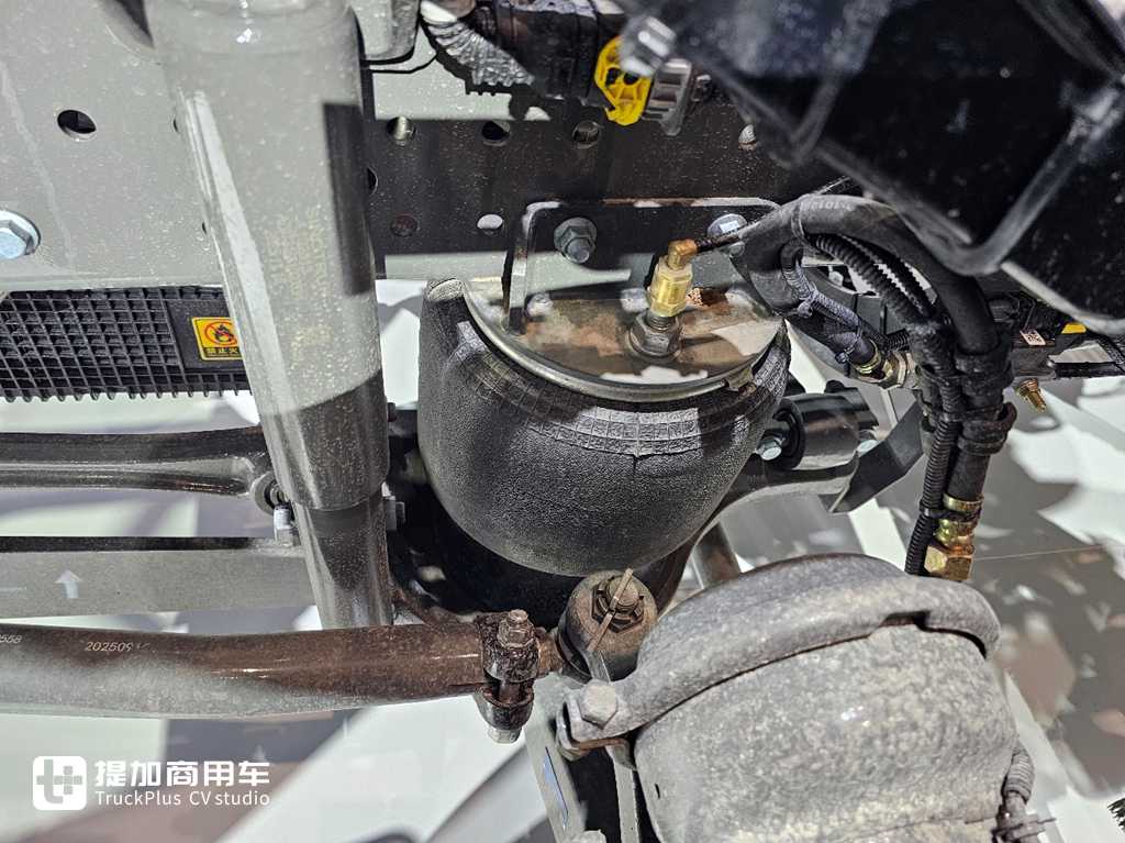 国产高端旗舰卡车的全新力作,重汽豪沃KS来袭,实拍带你看它强在哪里 - 第27张 - 提加商用车网 国产高端旗舰卡车的全新力作,重汽豪沃KS来袭,实拍带你看它强在哪里 - 第27张