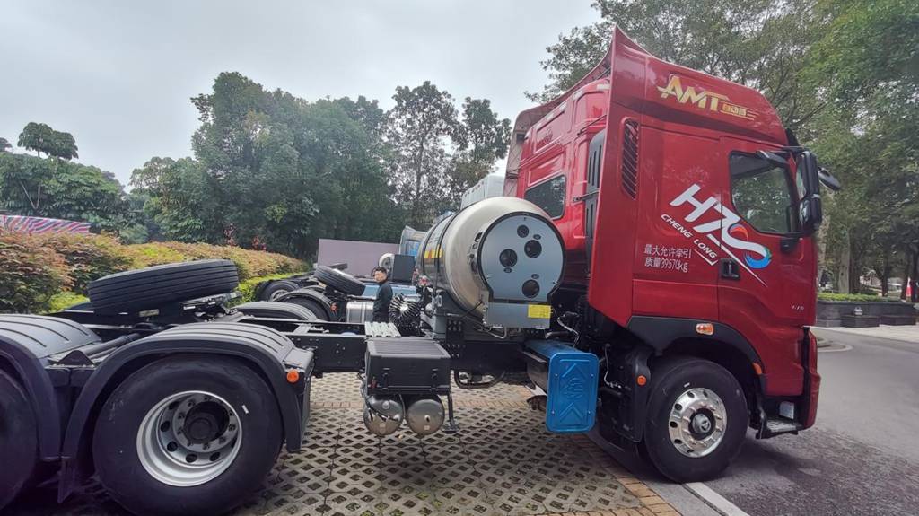 乘龙H7 Pro LNG牵引车：干线运输创富利器，全维优势护航征途 - 第3张