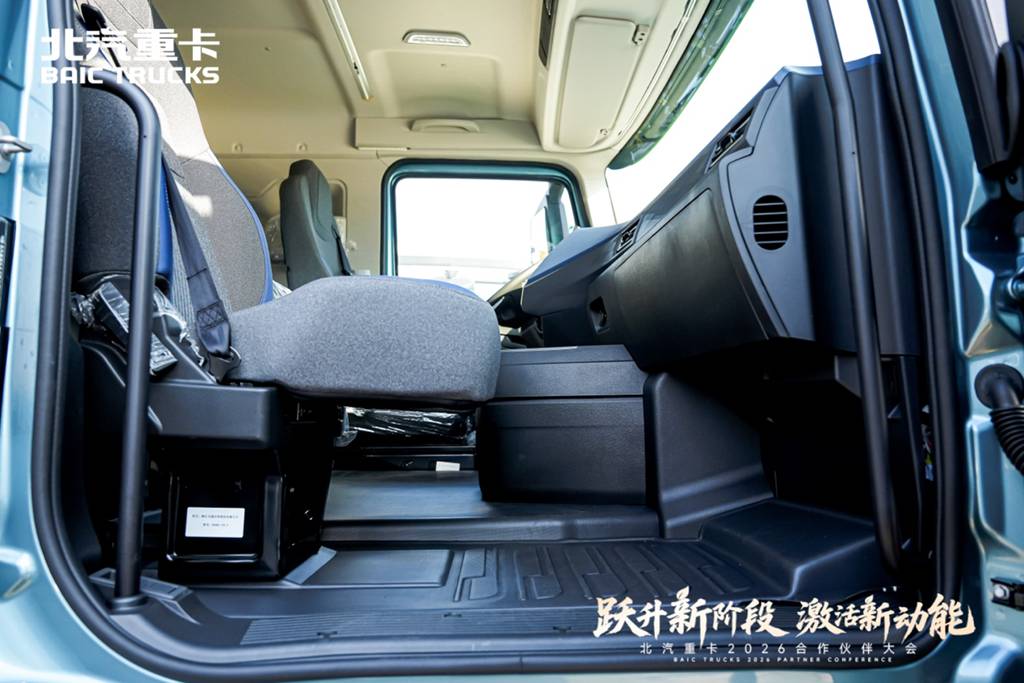 油电双驱!北京重卡多款全新产品亮相2026合作伙伴大会 - 第3张 - 提加商用车网 油电双驱!北京重卡多款全新产品亮相2026合作伙伴大会 - 第3张