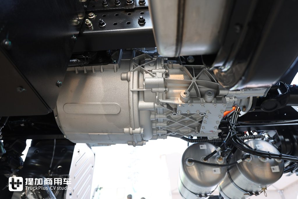又有车企停止油车业务！汉马科技转型新能源首款力作—远程X7M 1200度液态新能源重卡实拍 - 第6张
