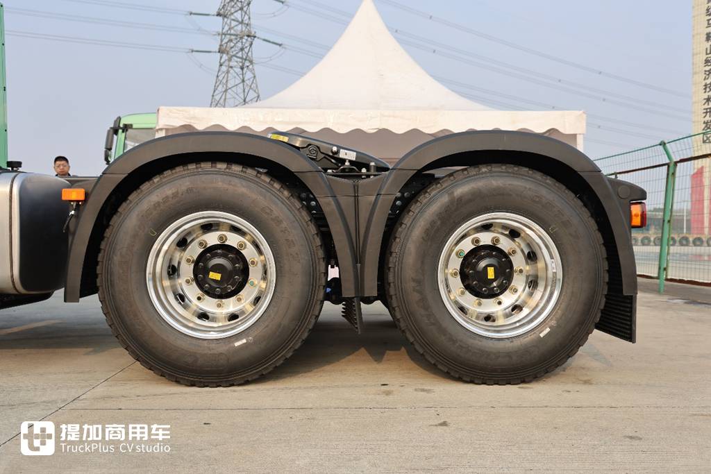 又有车企停止油车业务！汉马科技转型新能源首款力作—远程X7M 1200度液态新能源重卡实拍 - 第7张